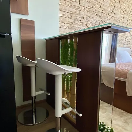 Apartment Deluxe 200m From Road *